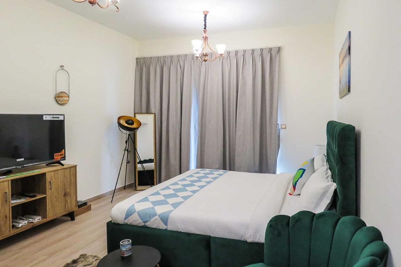 OYO 860 Studio Apartment, Maya Tower 4, Jumeirah Village Triangle Dubai Bagian luar foto