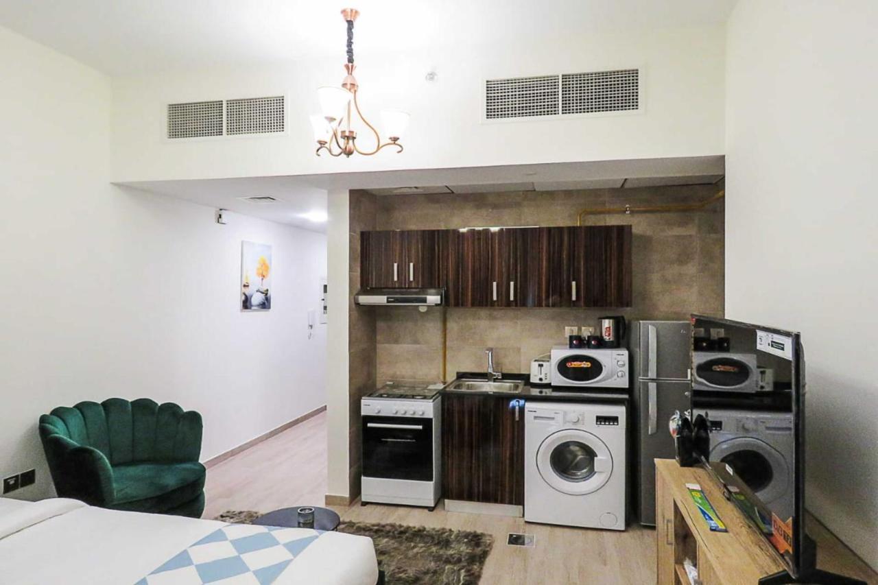 OYO 860 Studio Apartment, Maya Tower 4, Jumeirah Village Triangle Dubai Bagian luar foto